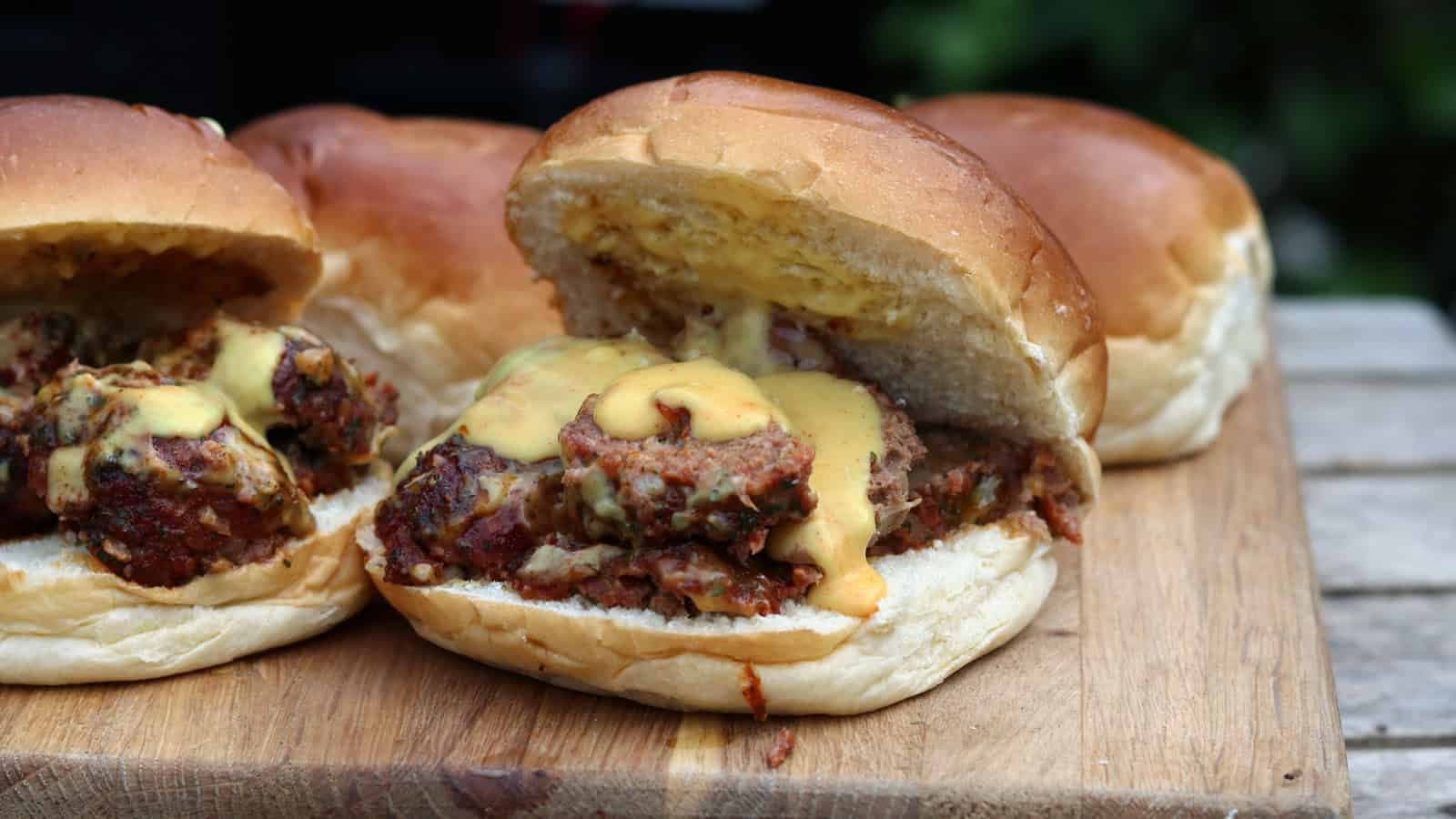 Broodje Gerookte Bal van de BBQ met Bourbon Kaassaus