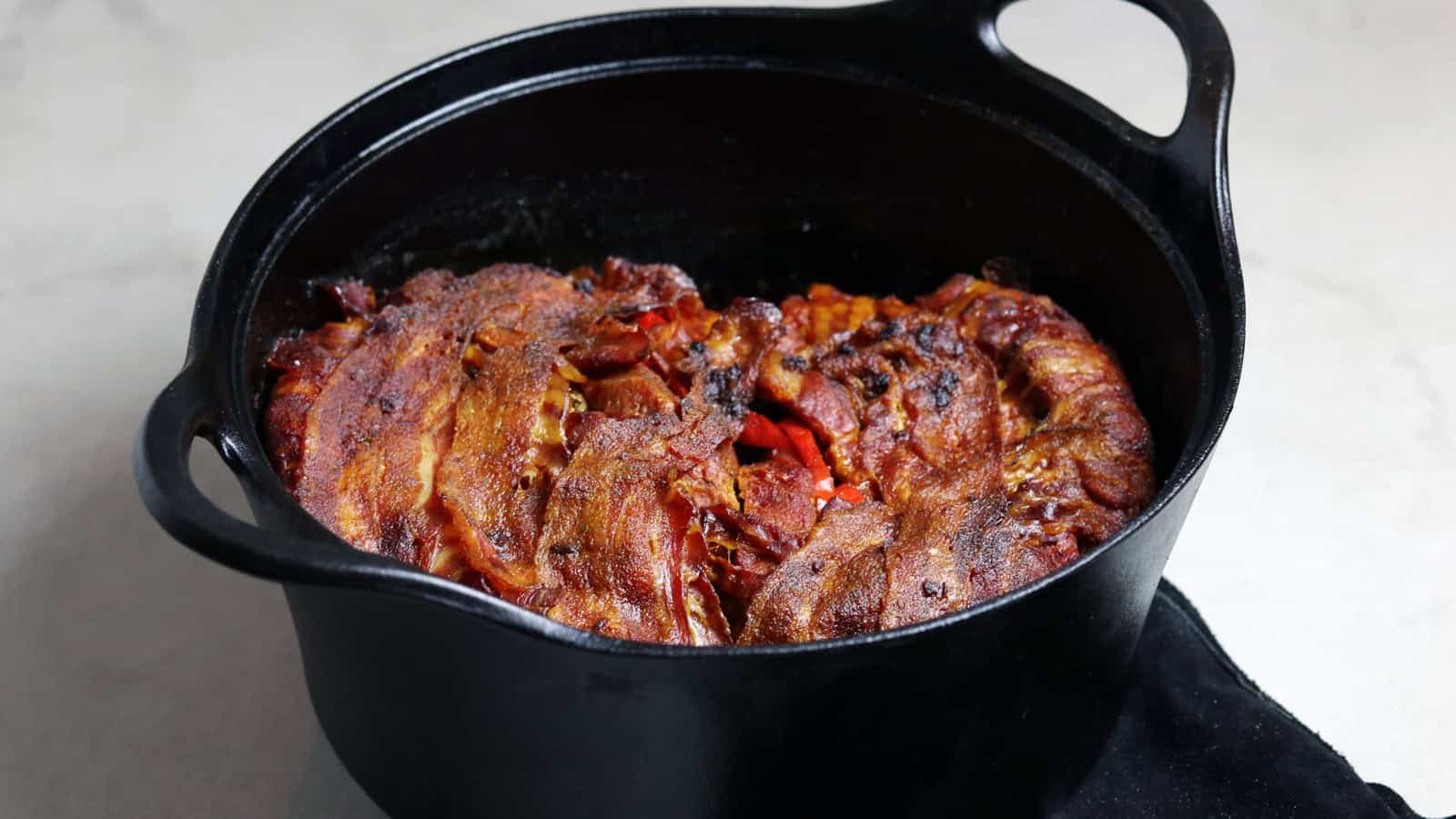 Schichtfleisch uit de Dutch Oven door BBQ Junkie