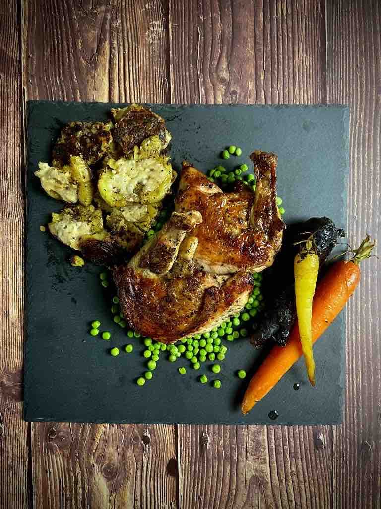 Parelhoenfilet met gekarameliseerde wortelen