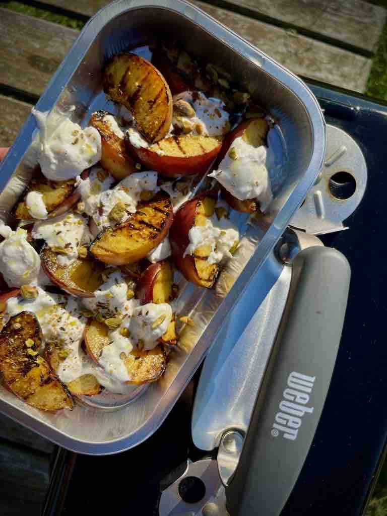 Salade met gegrilde perzik en burrata