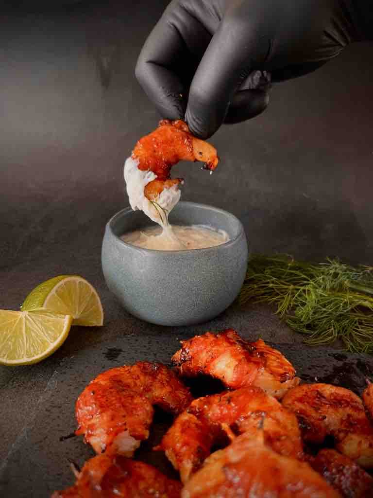 Bacon garnalen met citroen-knoflook dip