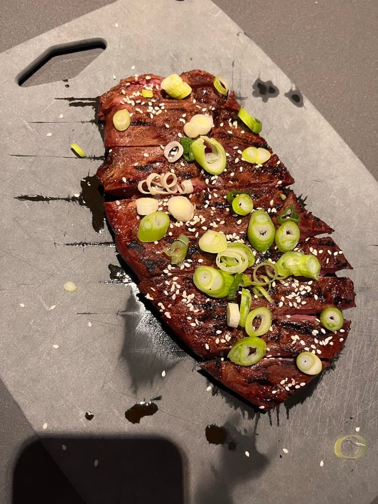 Aziatische‘ Flat Iron Steak met lente-uitjes en geroosterde sesamzaadjes