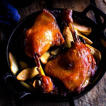 Gekonfijte eendenbout op de BBQ met appeltjes, pruimen en Jägermeister