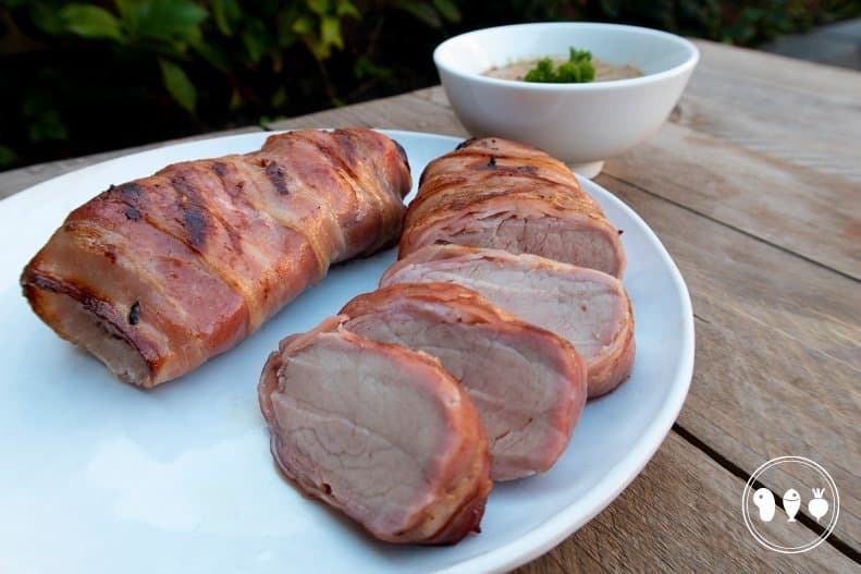 Varkenshaas met ontbijtspek en pepersaus