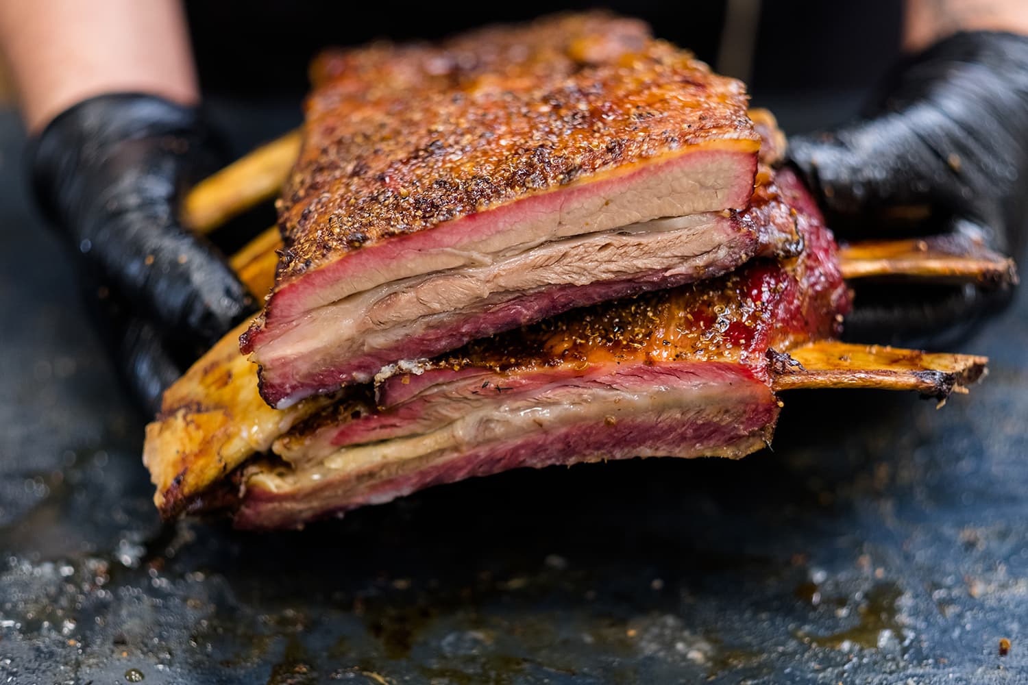 Brisket met duidelijke rookring net van de smoker gehaald