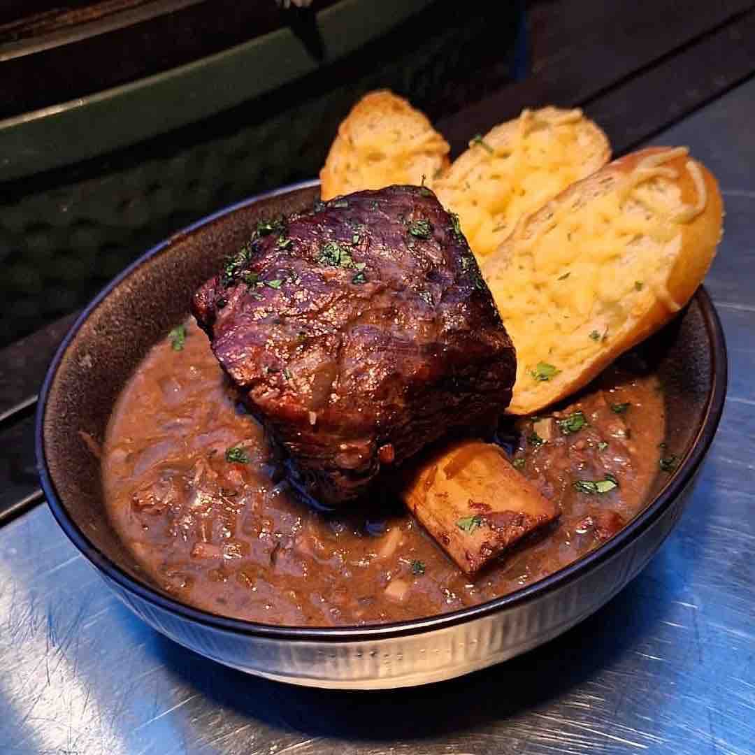 Franse Uien-Shortrib Soep met Gruyere toast