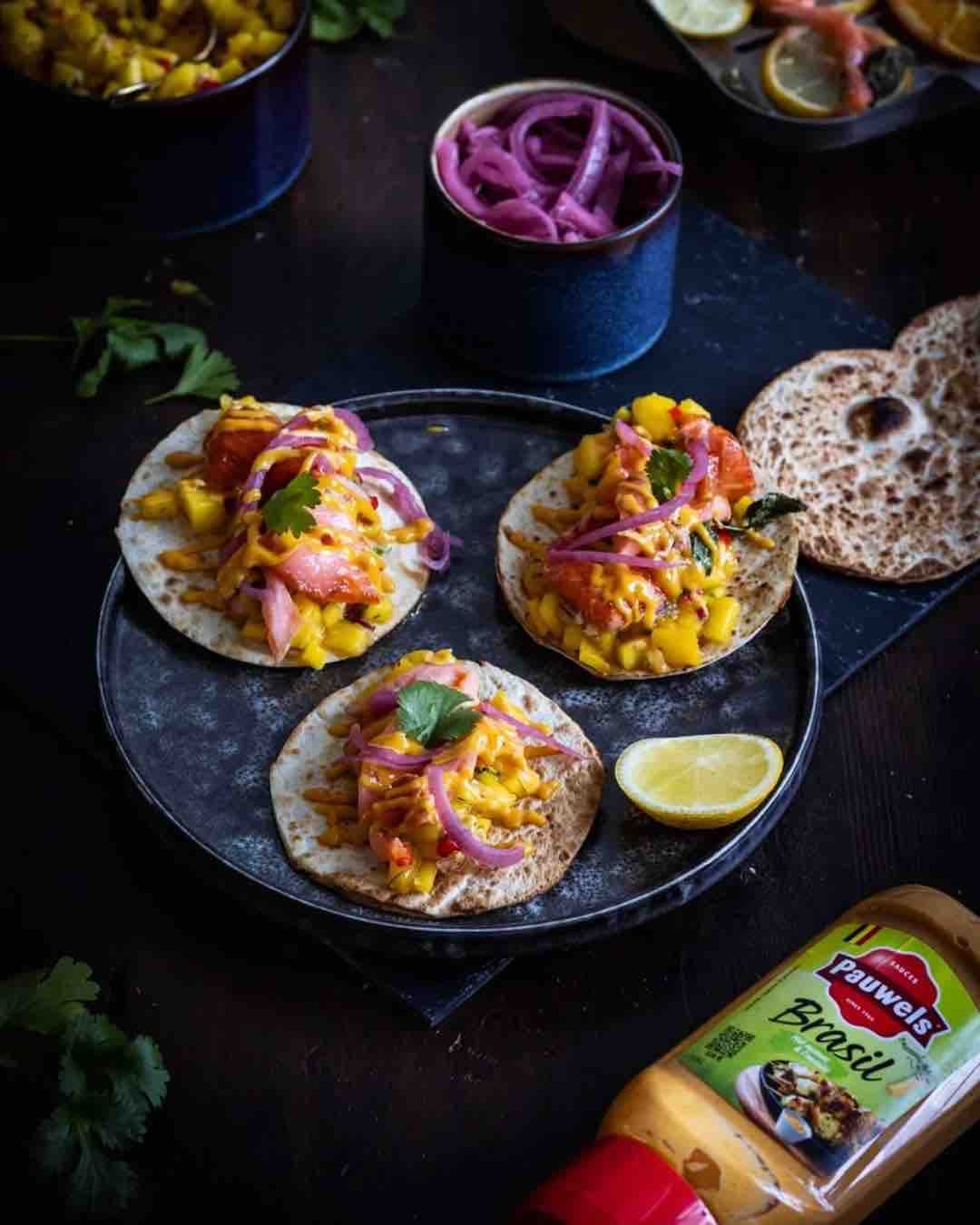 Gerookte zalm Taco met Vurige Mango Salade