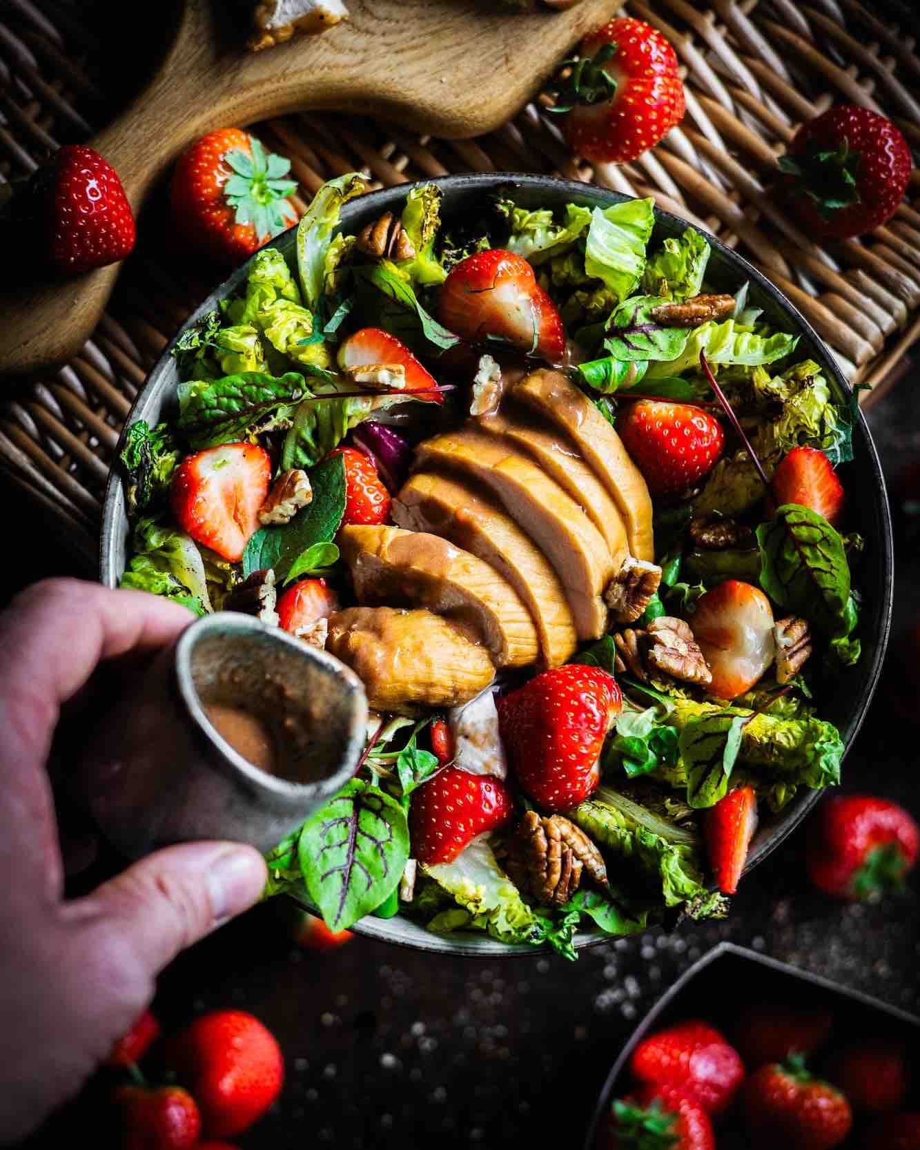 Zomerse Salade met Gerookte kip en Aardbeien
