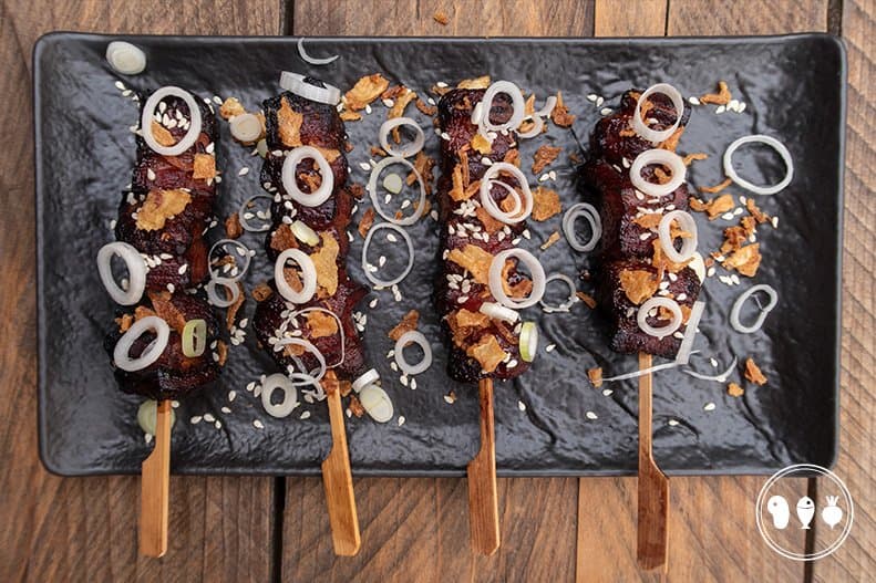 Langzaam gegaarde buikspekspiesjes